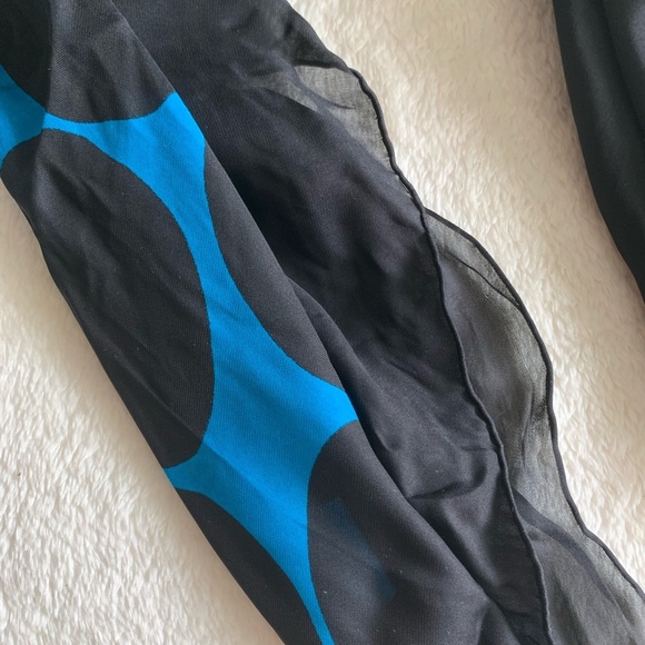 NWT Authentic Gucci Polka Dots Silk Square Scarf - Picture 7 of 7